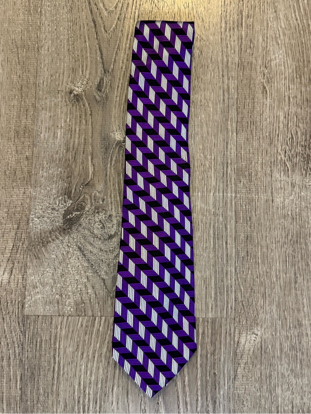 Lauren Ralph Laure men’s purple geometric silk tie.